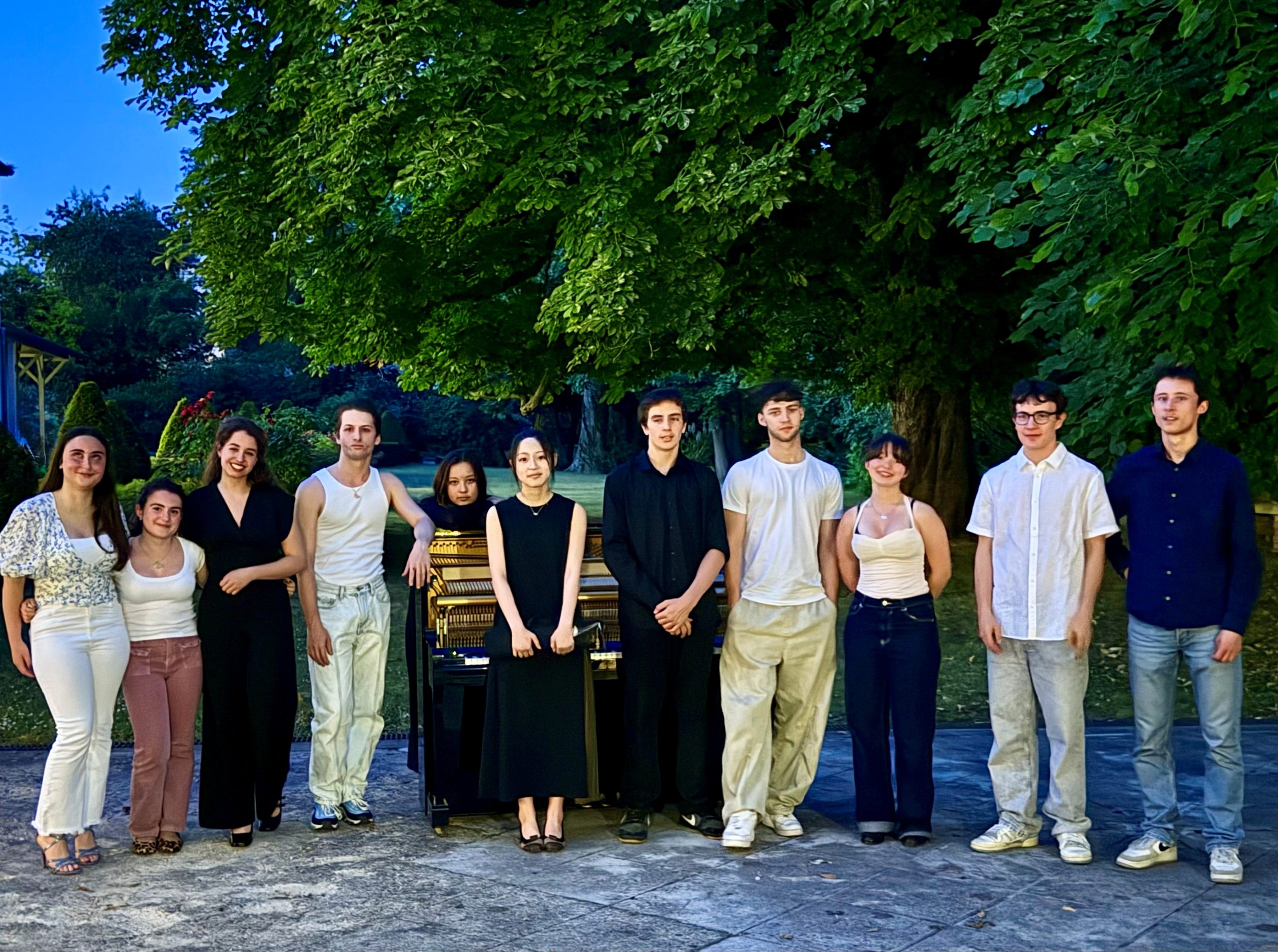 You are currently viewing Concert d’été de fin d’année scolaire dans le jardin des Enfants des Arts